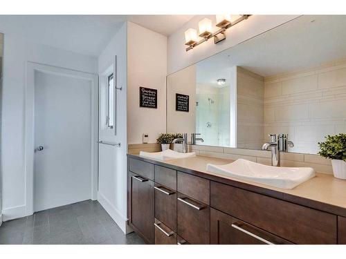 48 Amiens Crescent Sw, Calgary, AB - Indoor Photo Showing Bathroom