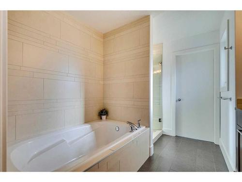 48 Amiens Crescent Sw, Calgary, AB - Indoor Photo Showing Bathroom