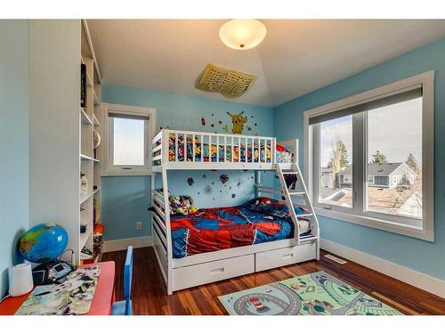 48 Amiens Crescent Sw, Calgary, AB - Indoor Photo Showing Bedroom