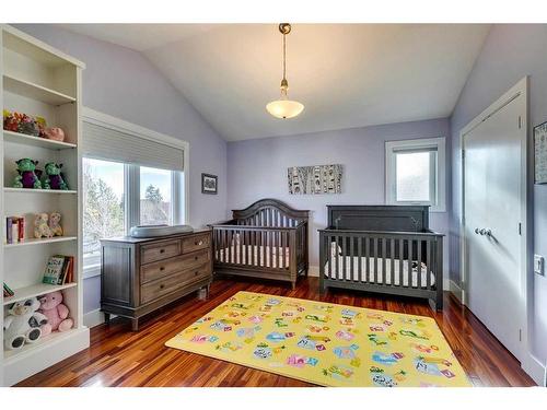 48 Amiens Crescent Sw, Calgary, AB - Indoor Photo Showing Bedroom