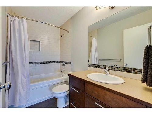 48 Amiens Crescent Sw, Calgary, AB - Indoor Photo Showing Bathroom