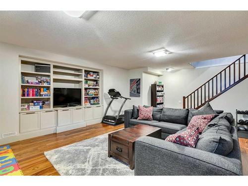 48 Amiens Crescent Sw, Calgary, AB - Indoor Photo Showing Living Room