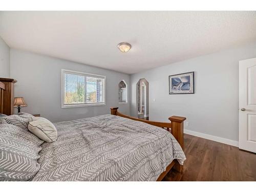 37 Everhollow Park Sw, Calgary, AB - Indoor Photo Showing Bedroom