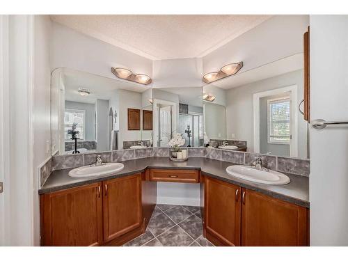 37 Everhollow Park Sw, Calgary, AB - Indoor Photo Showing Bathroom