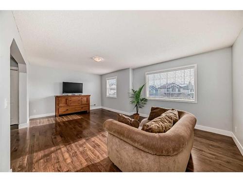 37 Everhollow Park Sw, Calgary, AB - Indoor Photo Showing Living Room