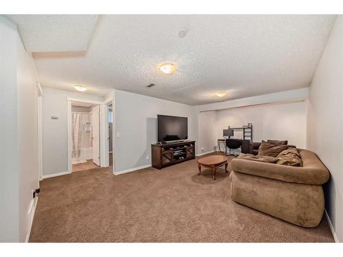 37 Everhollow Park Sw, Calgary, AB - Indoor Photo Showing Living Room