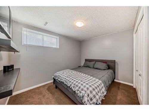 37 Everhollow Park Sw, Calgary, AB - Indoor Photo Showing Bedroom