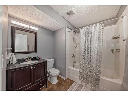 37 Everhollow Park Sw, Calgary, AB - Indoor Photo Showing Bathroom