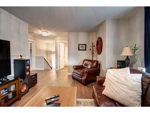 1186 Coopers Drive Sw, Airdrie, AB - Indoor Photo Showing Living Room