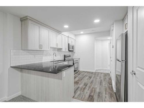 17 Creekstone Place Sw, Calgary, AB - Indoor Photo Showing Kitchen