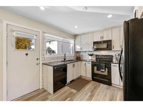 362 Killarney Glen Court Sw, Calgary, AB - Indoor Photo Showing Kitchen