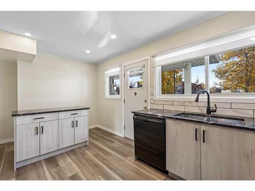 362 Killarney Glen Court Sw, Calgary, AB - Indoor Photo Showing Kitchen