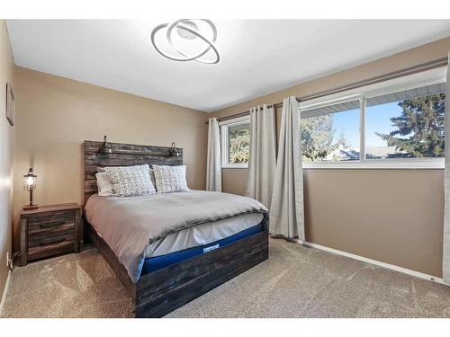 362 Killarney Glen Court Sw, Calgary, AB - Indoor Photo Showing Bedroom