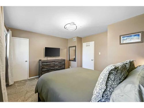 362 Killarney Glen Court Sw, Calgary, AB - Indoor Photo Showing Bedroom