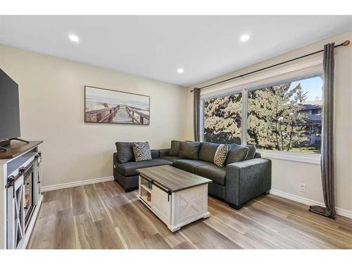 362 Killarney Glen Court Sw, Calgary, AB - Indoor Photo Showing Living Room