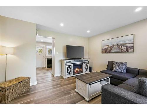 362 Killarney Glen Court Sw, Calgary, AB - Indoor Photo Showing Living Room