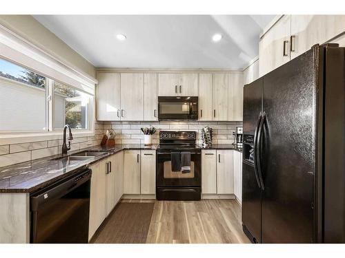 362 Killarney Glen Court Sw, Calgary, AB - Indoor Photo Showing Kitchen With Double Sink