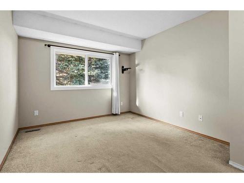 118-6915 Ranchview Drive Nw, Calgary, AB - Indoor Photo Showing Other Room