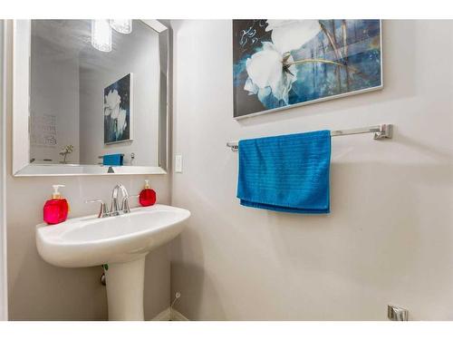 102 Hillcrest Heights Sw, Airdrie, AB - Indoor Photo Showing Bathroom