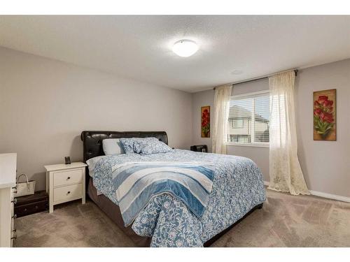 102 Hillcrest Heights Sw, Airdrie, AB - Indoor Photo Showing Bedroom