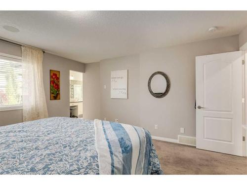 102 Hillcrest Heights Sw, Airdrie, AB - Indoor Photo Showing Bedroom