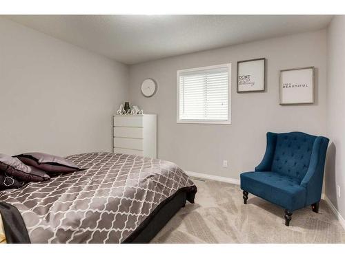 102 Hillcrest Heights Sw, Airdrie, AB - Indoor Photo Showing Bedroom