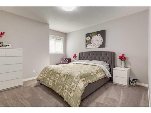 102 Hillcrest Heights Sw, Airdrie, AB - Indoor Photo Showing Bedroom