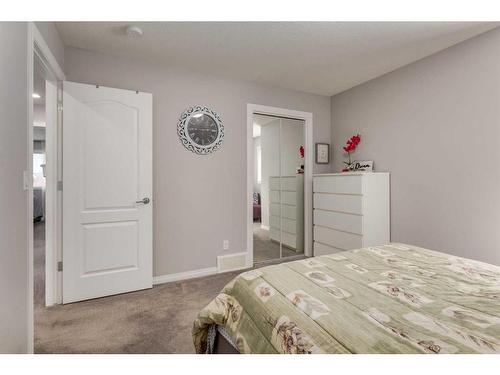 102 Hillcrest Heights Sw, Airdrie, AB - Indoor Photo Showing Bedroom