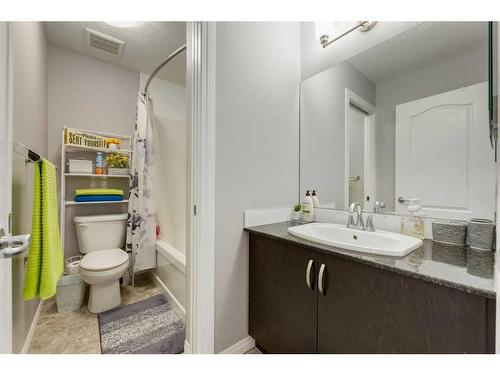 102 Hillcrest Heights Sw, Airdrie, AB - Indoor Photo Showing Bathroom