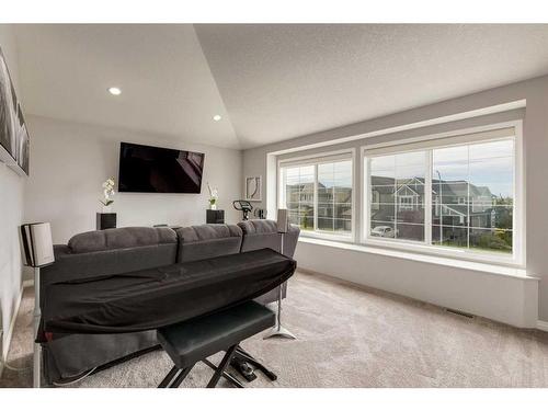 102 Hillcrest Heights Sw, Airdrie, AB - Indoor Photo Showing Living Room