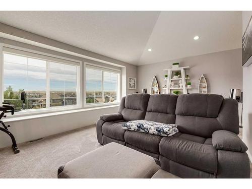 102 Hillcrest Heights Sw, Airdrie, AB - Indoor Photo Showing Living Room