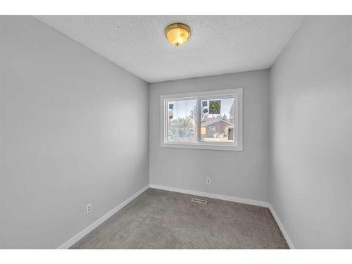 4239 58 Street Ne, Calgary, AB - Indoor Photo Showing Other Room