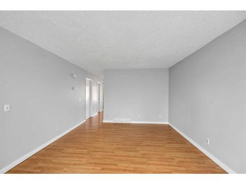 4239 58 Street Ne, Calgary, AB - Indoor Photo Showing Other Room