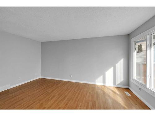 4239 58 Street Ne, Calgary, AB - Indoor Photo Showing Other Room