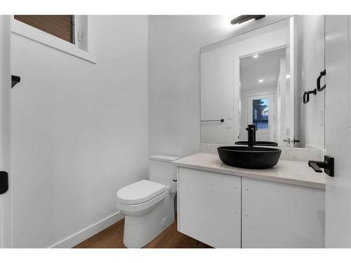 7106 36 Avenue Nw, Calgary, AB - Indoor Photo Showing Bathroom