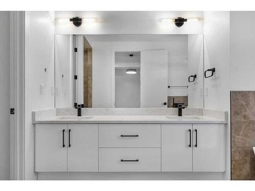 7106 36 Avenue Nw, Calgary, AB - Indoor Photo Showing Bathroom