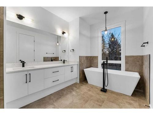 7106 36 Avenue Nw, Calgary, AB - Indoor Photo Showing Bathroom