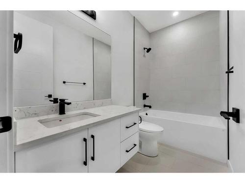 7106 36 Avenue Nw, Calgary, AB - Indoor Photo Showing Bathroom