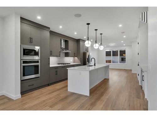 7106 36 Avenue Nw, Calgary, AB - Indoor Photo Showing Kitchen With Upgraded Kitchen