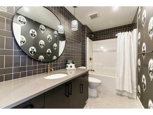 105 Trasimeno Crescent Sw, Calgary, AB - Indoor Photo Showing Bathroom