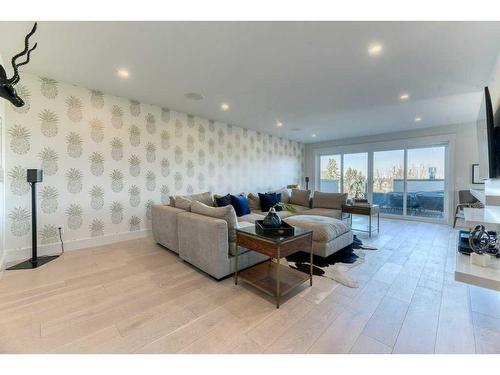 105 Trasimeno Crescent Sw, Calgary, AB - Indoor Photo Showing Living Room