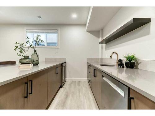 105 Trasimeno Crescent Sw, Calgary, AB - Indoor Photo Showing Kitchen