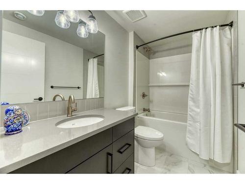 105 Trasimeno Crescent Sw, Calgary, AB - Indoor Photo Showing Bathroom