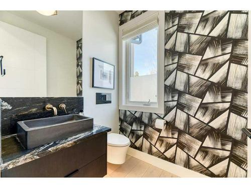 105 Trasimeno Crescent Sw, Calgary, AB - Indoor Photo Showing Bathroom