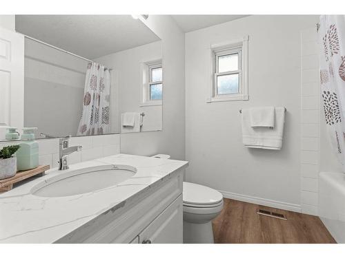 50 Crystalridge Crescent, Okotoks, AB - Indoor Photo Showing Bathroom