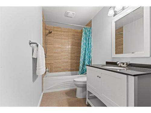 50 Crystalridge Crescent, Okotoks, AB - Indoor Photo Showing Bathroom