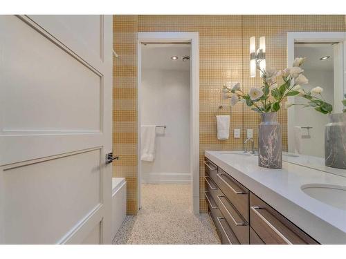 3209 5 Street Nw, Calgary, AB - Indoor Photo Showing Bathroom