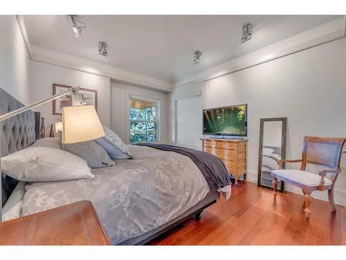 3209 5 Street Nw, Calgary, AB - Indoor Photo Showing Bedroom