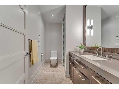 3209 5 Street Nw, Calgary, AB - Indoor Photo Showing Bathroom