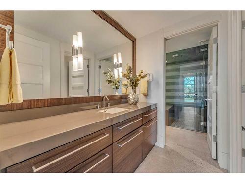 3209 5 Street Nw, Calgary, AB - Indoor Photo Showing Bathroom